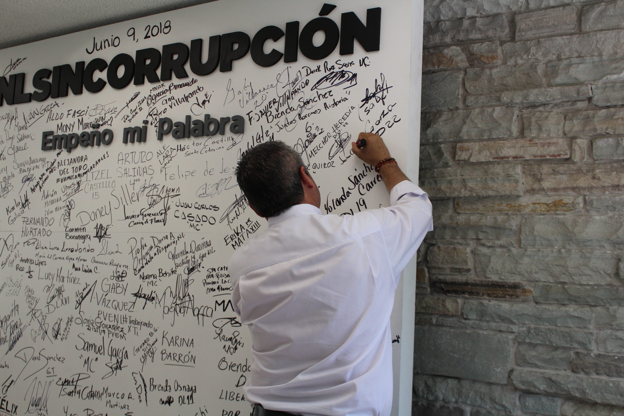 Faltan diputados y alcaldes a su compromiso por un NL sin corrupción